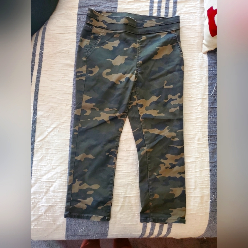 New York & Co. Camo Capris, Size Small